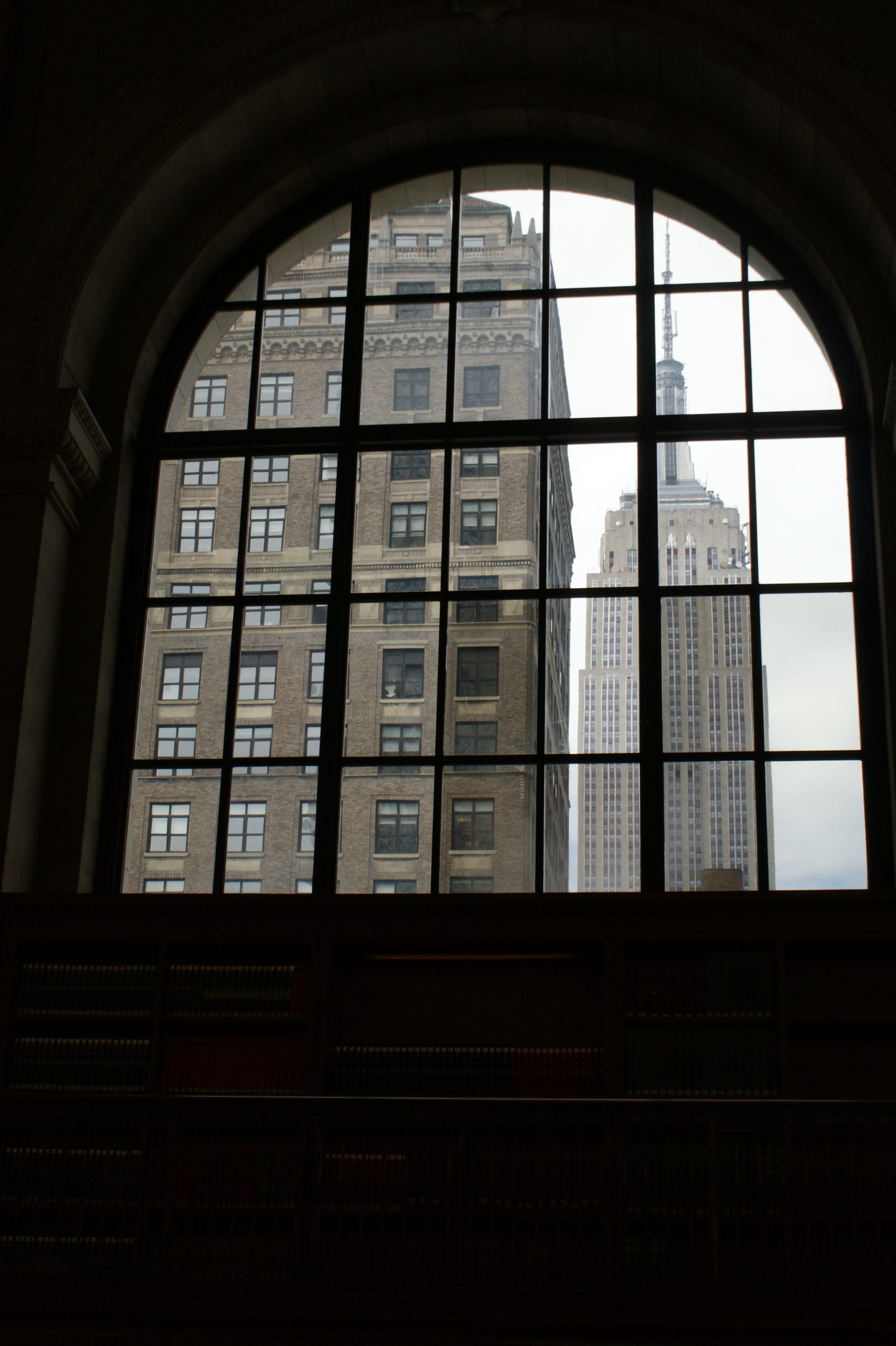 Widok z okna biblioteki na Empire State Building
