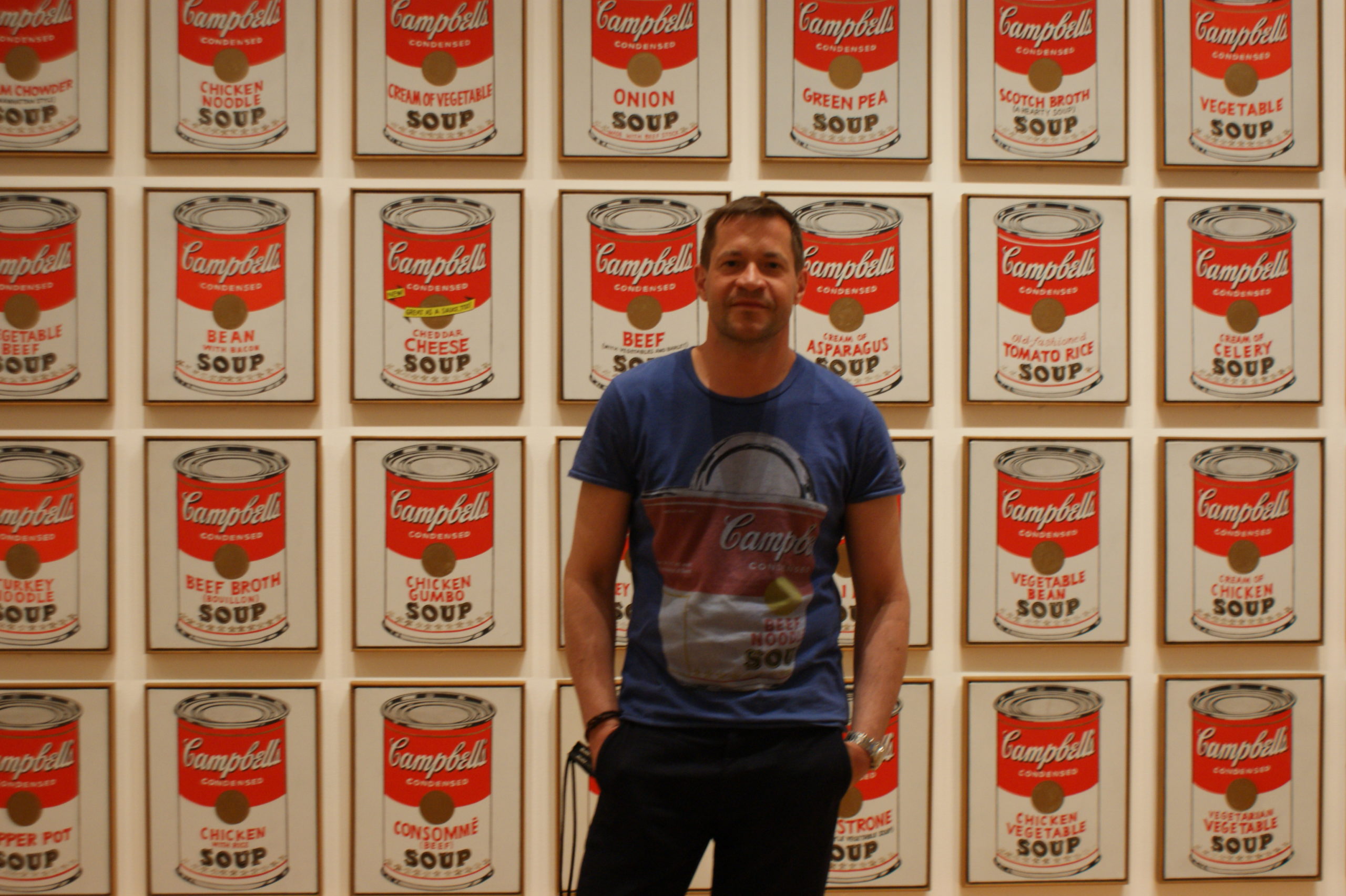 W MoMA przed jednym z dzieł Any Warhola